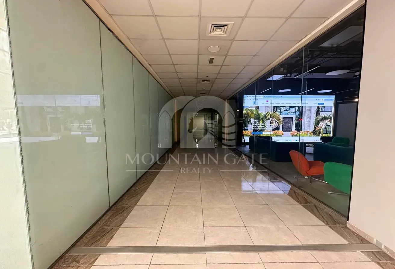 Prime location/fitted/ready to move in