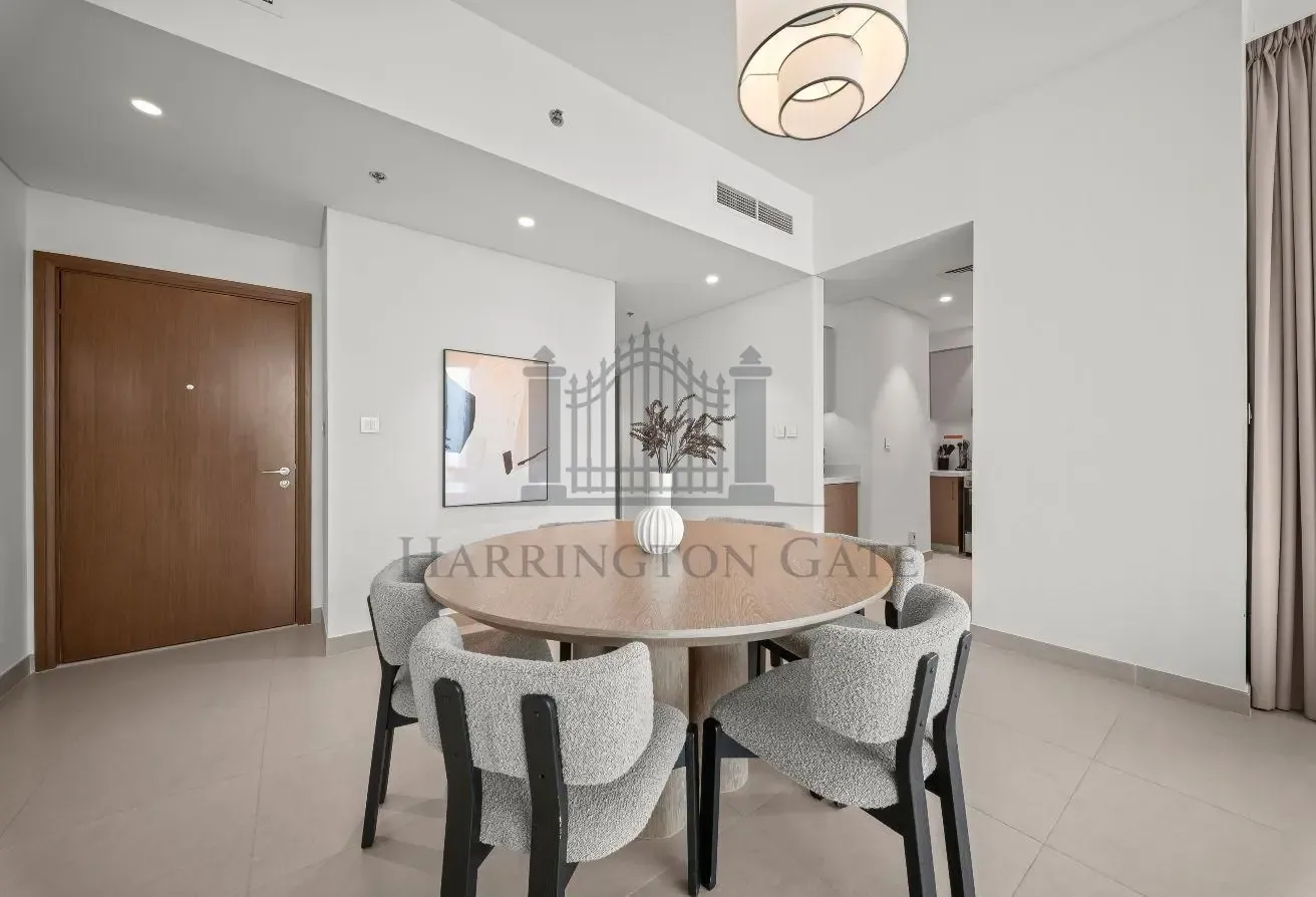 Upgraded 2 BR Apartment with Balcony in Downtown