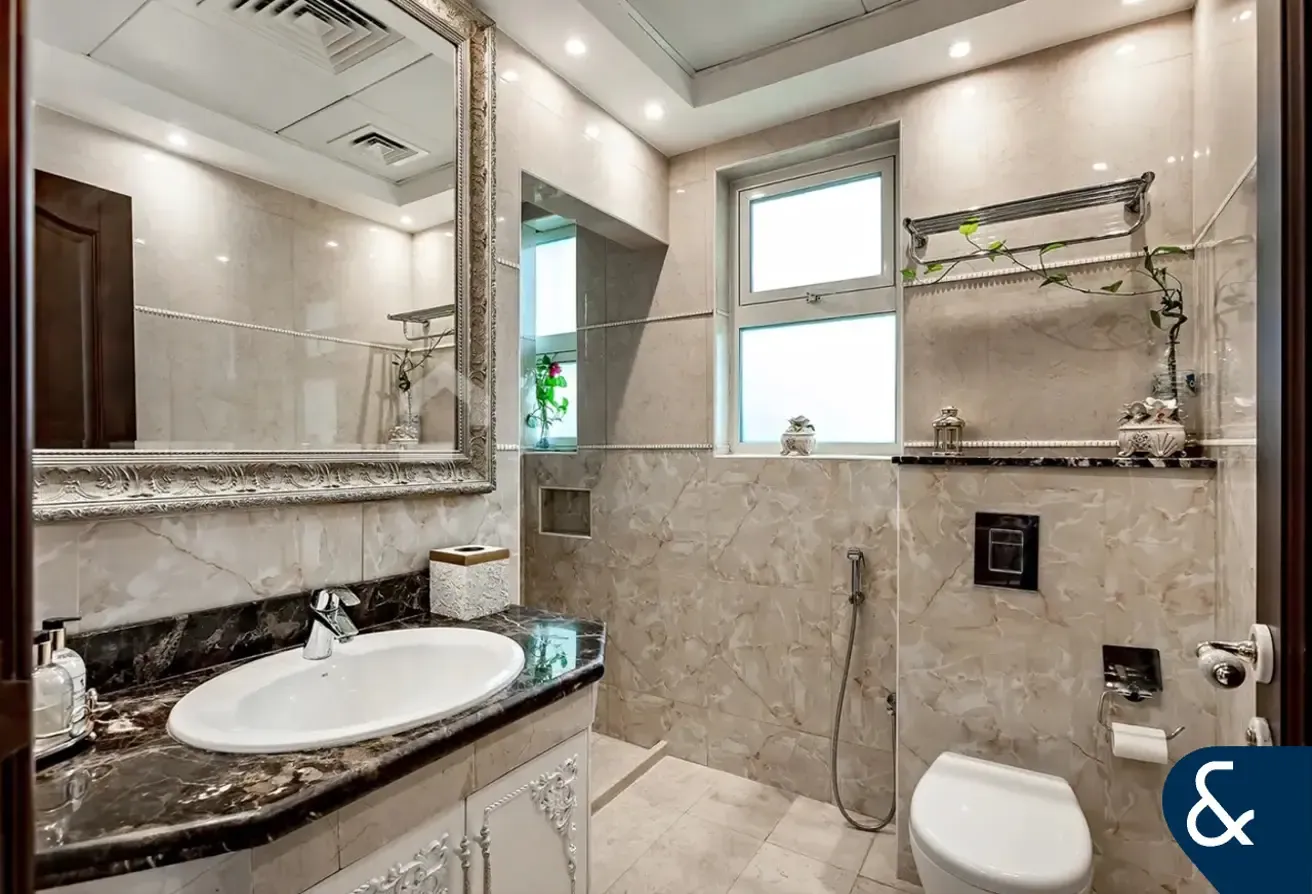 Full Lake View | Upgraded EF | 4 Beds