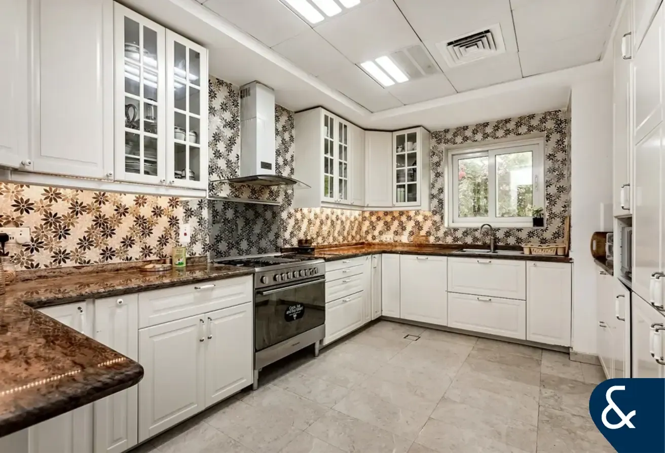 Full Lake View | Upgraded EF | 4 Beds