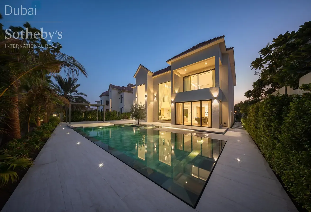 Lake-Facing Private Home in Jumeirah Islands
