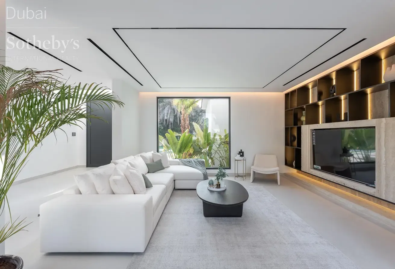 Lake-Facing Private Home in Jumeirah Islands