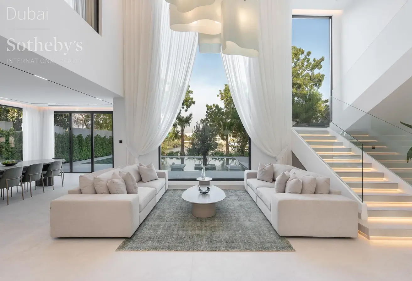 Lake-Facing Private Home in Jumeirah Islands