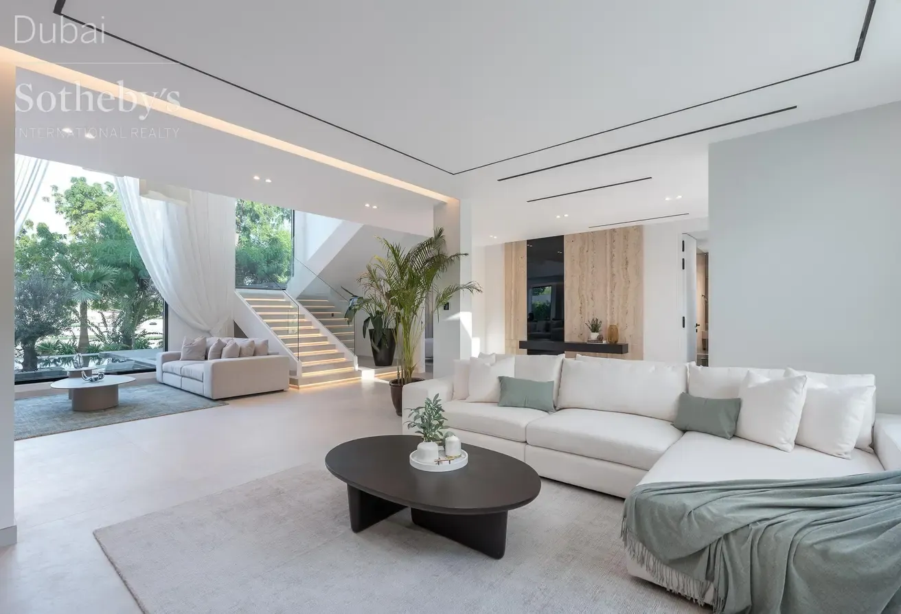 Lake-Facing Private Home in Jumeirah Islands