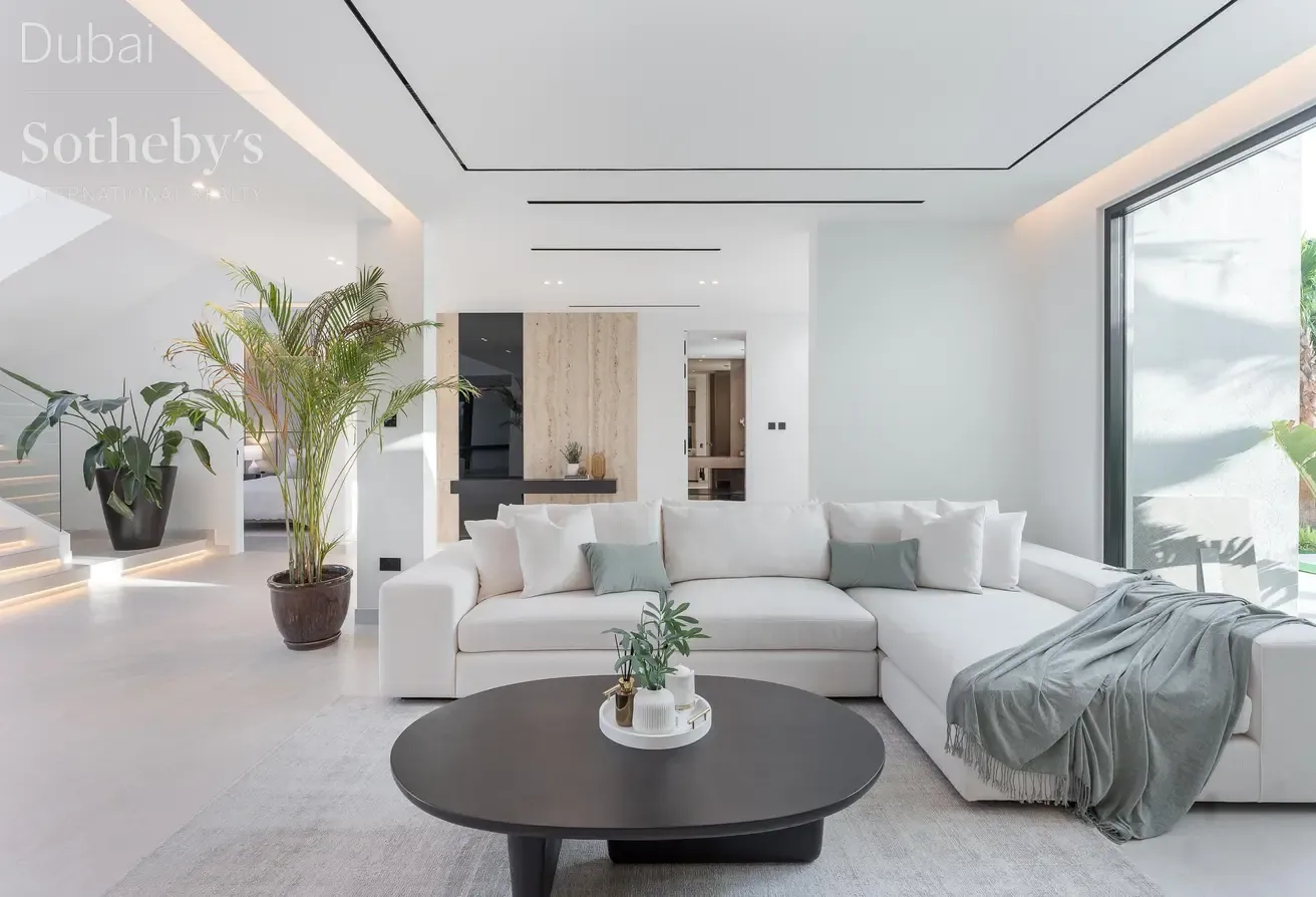 Lake-Facing Private Home in Jumeirah Islands