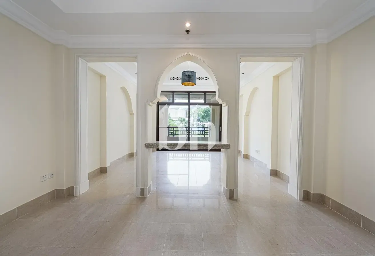 Access to Mall | Vacant | Mall and Fountain View