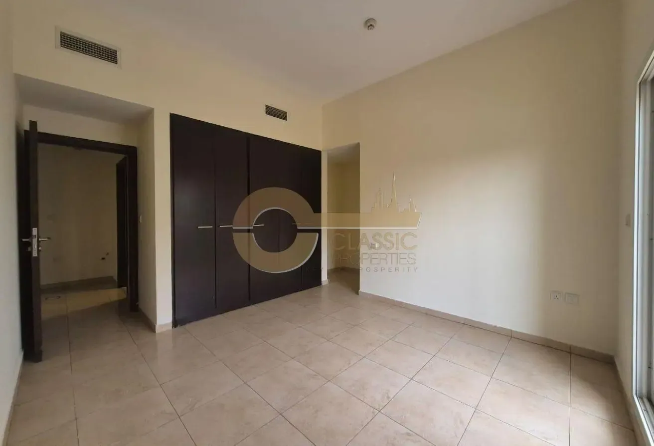 WELL MAINTAINED | PRIME SPOT | FAMILY BUILDING