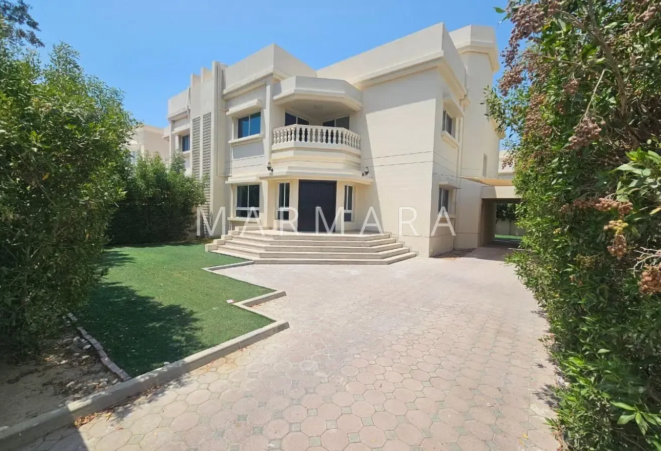 Well Maintained Villa | Private Garden | Vacant