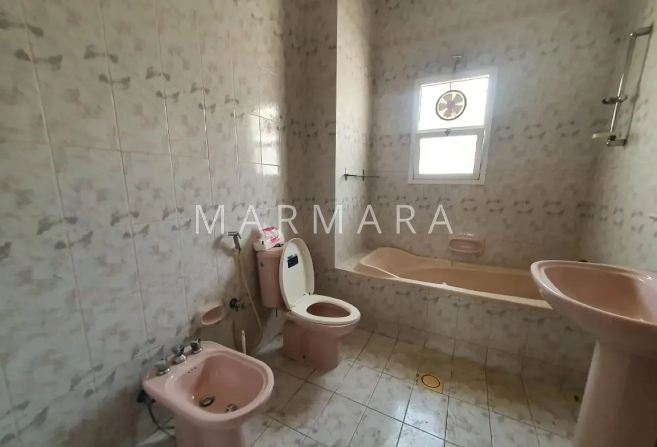 Well Maintained Villa | Private Garden | Vacant