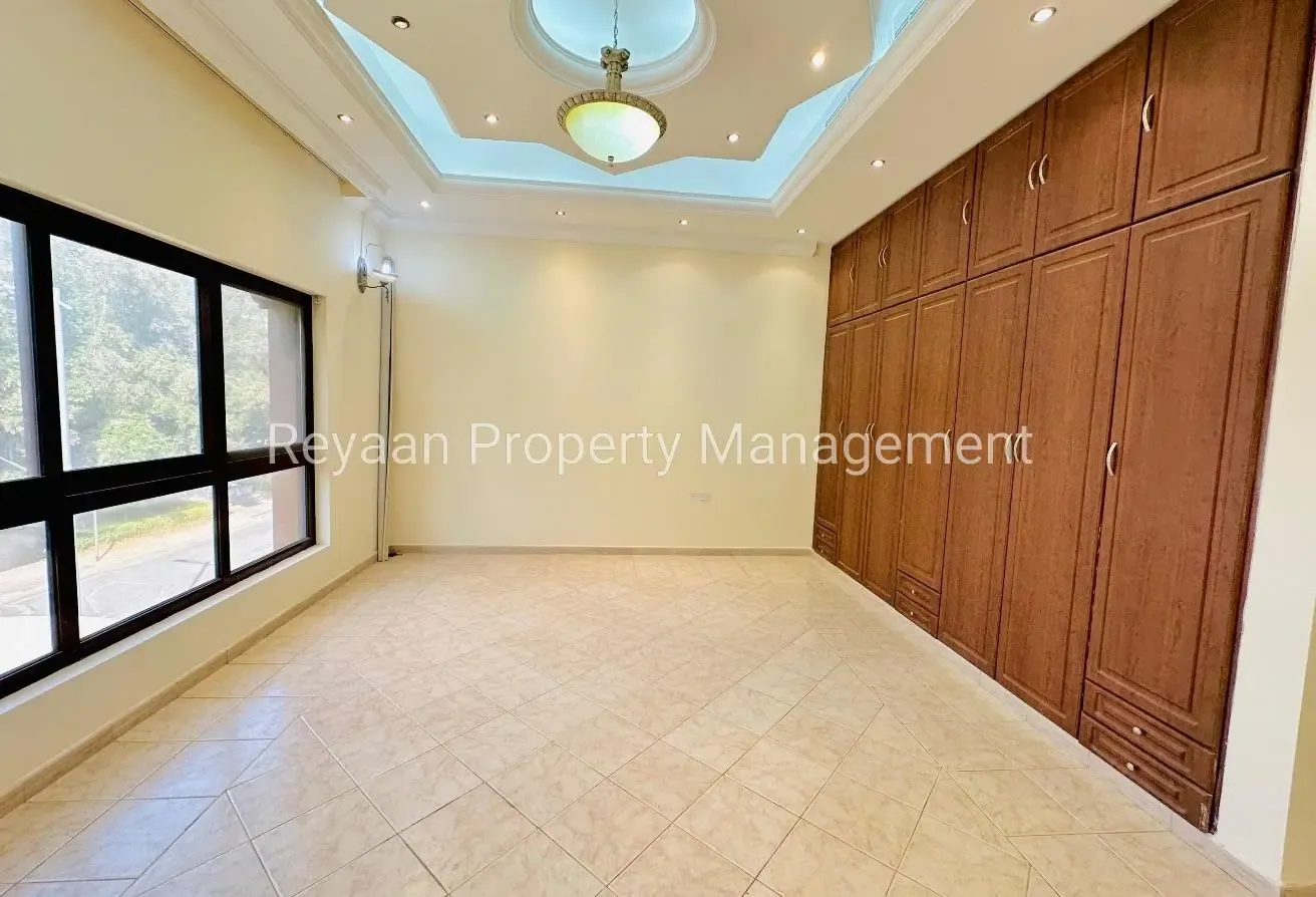 5 Bedrooms Villa With Private Garden Big living
