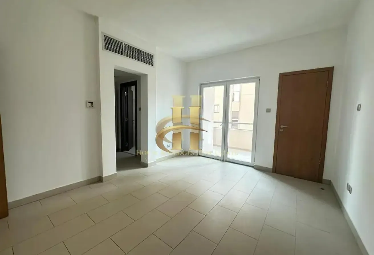 Vacant | Kitchen Appliances | Private Garden