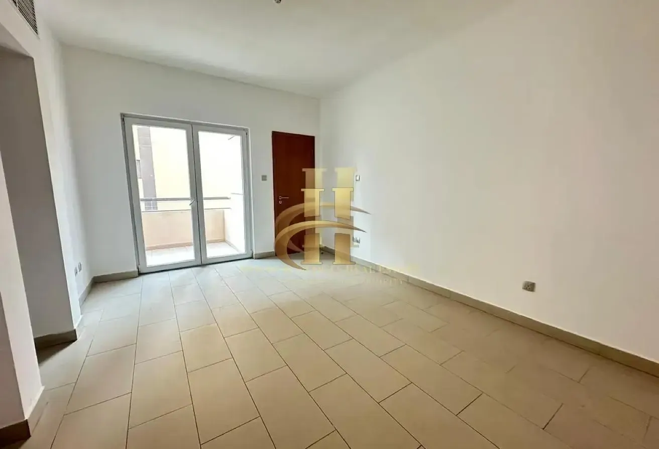Vacant | Kitchen Appliances | Private Garden