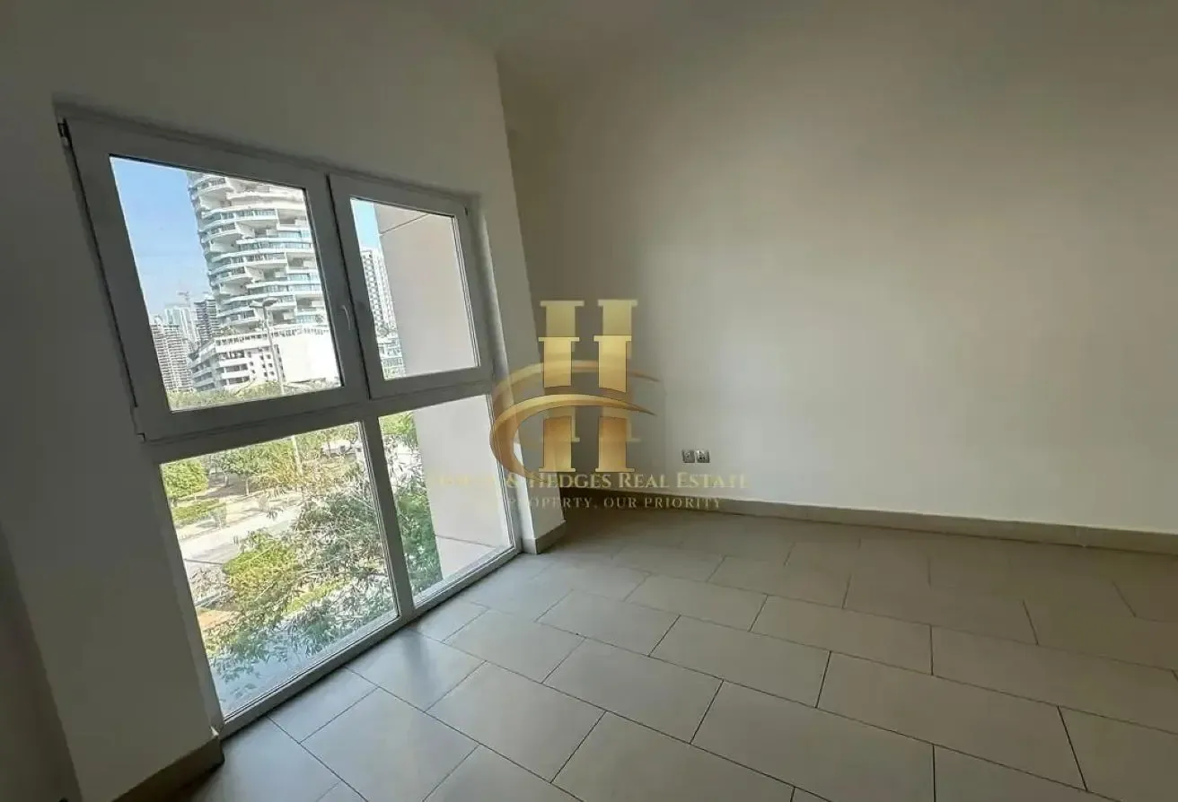Vacant | Kitchen Appliances | Private Garden