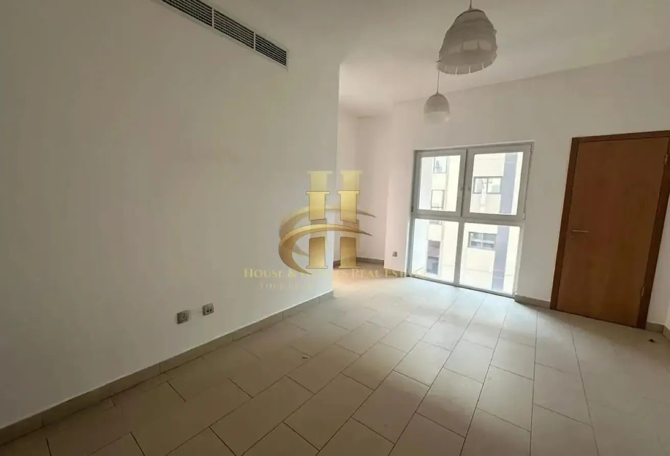 Vacant | Kitchen Appliances | Private Garden