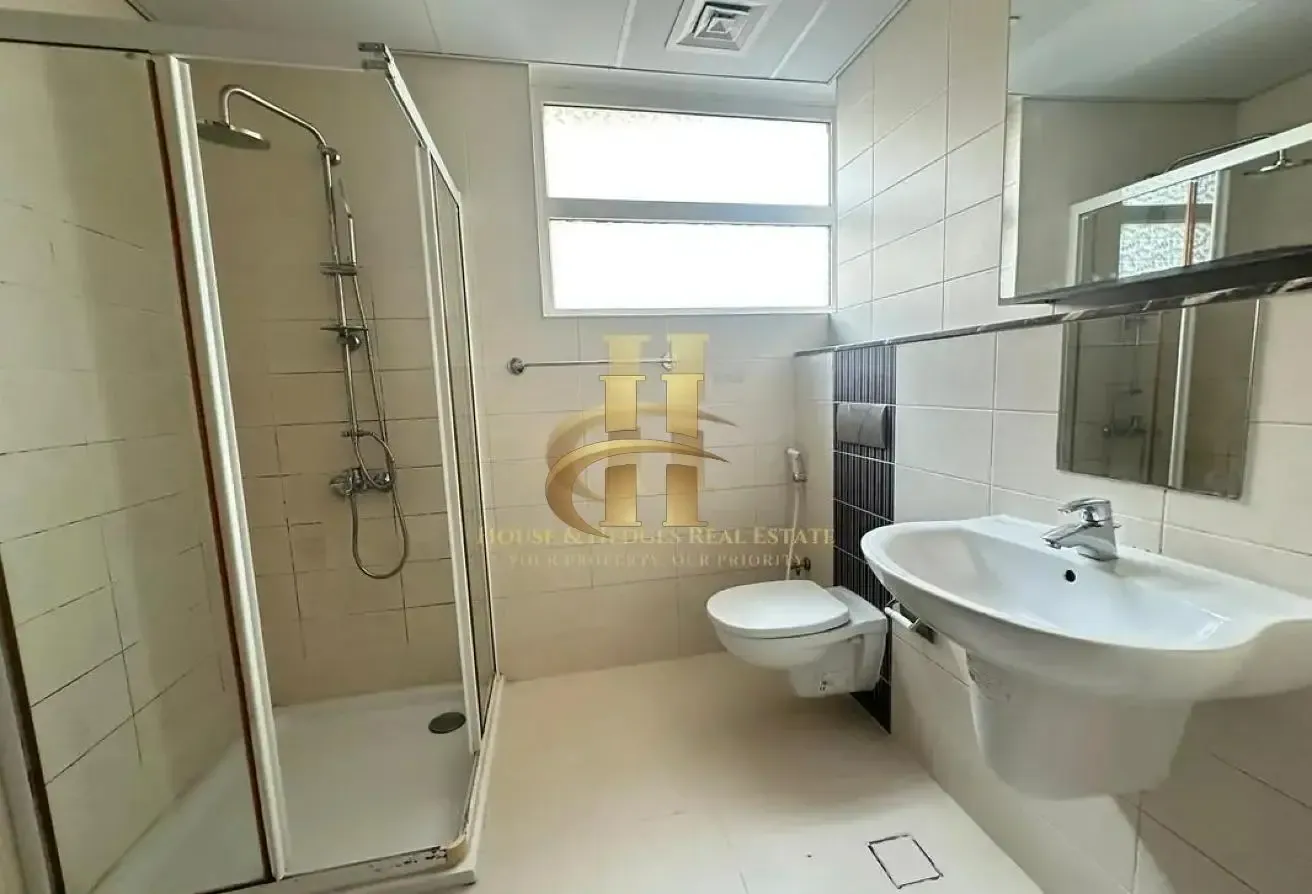 Vacant | Kitchen Appliances | Private Garden