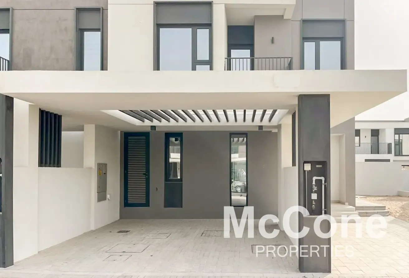 Spacious | Single Row | Facing Park