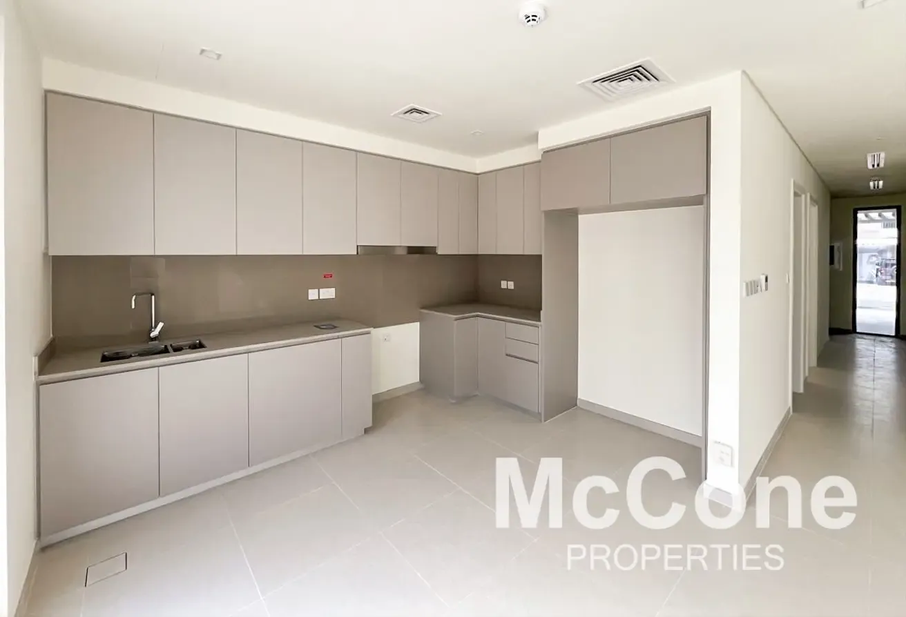 Spacious | Single Row | Facing Park