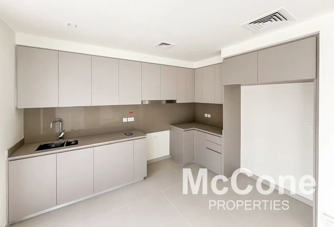 Spacious | Single Row | Facing Park