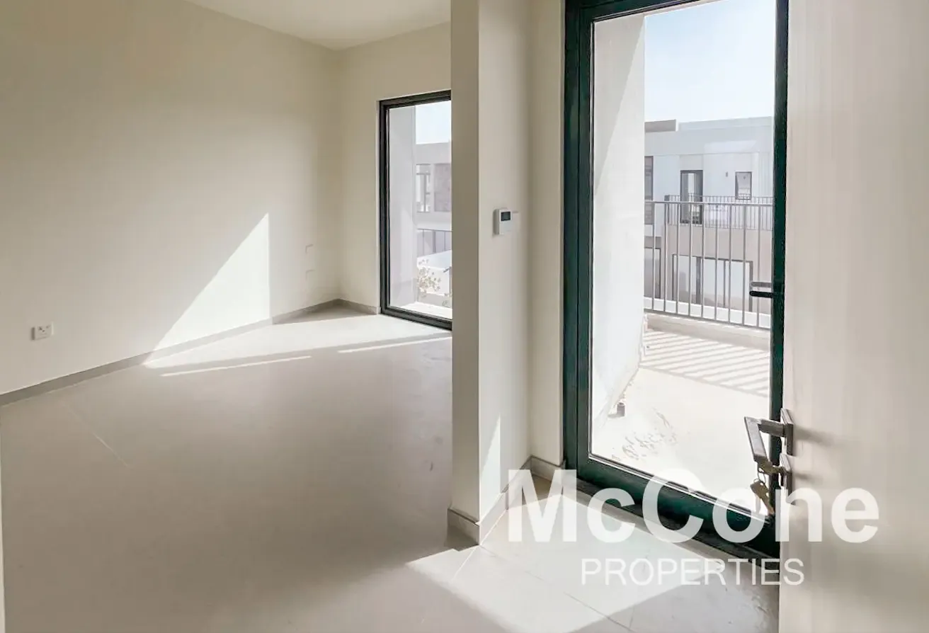 Spacious | Single Row | Facing Park