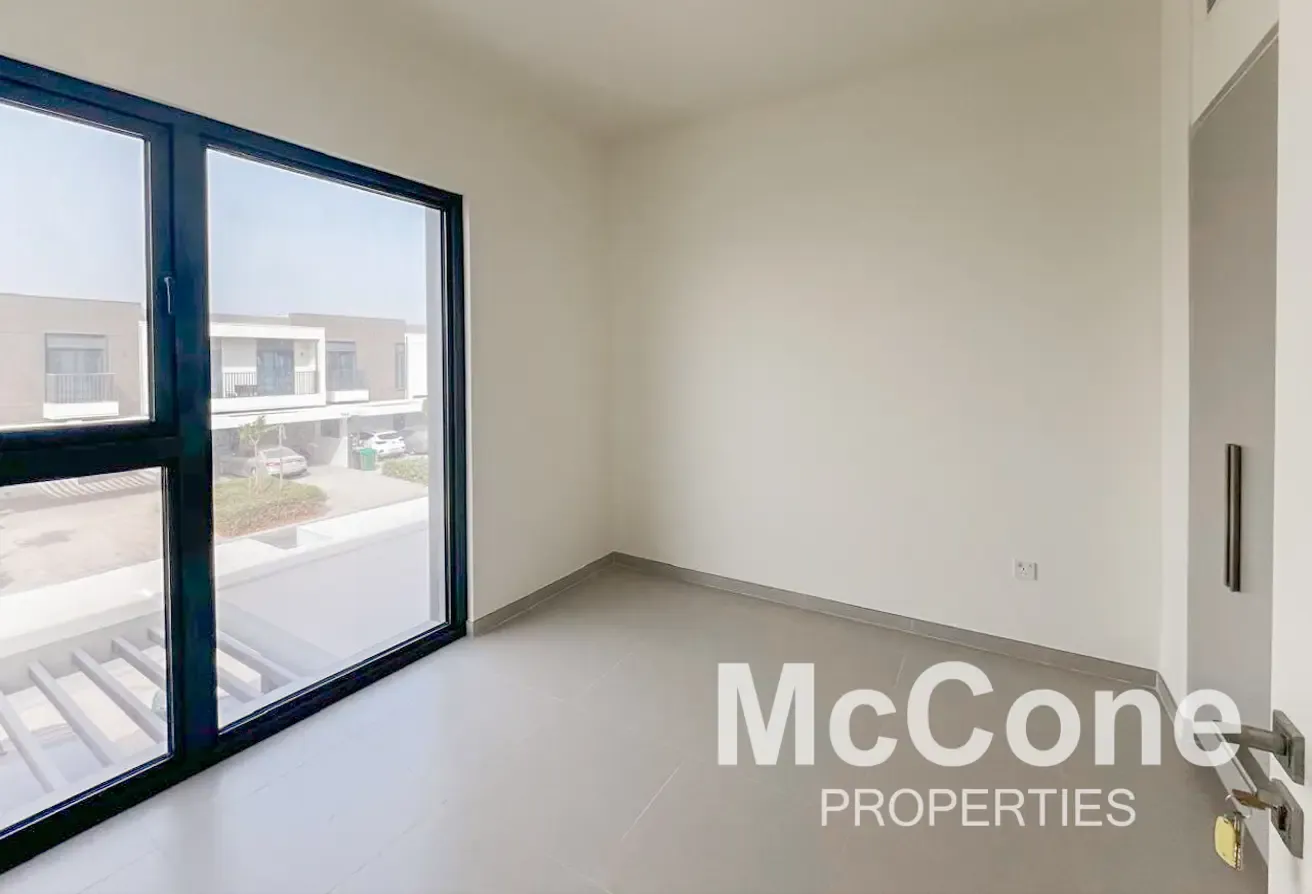 Spacious | Single Row | Facing Park