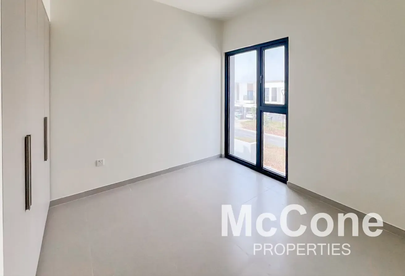 Spacious | Single Row | Facing Park