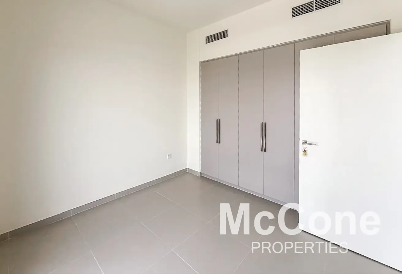 Spacious | Single Row | Facing Park