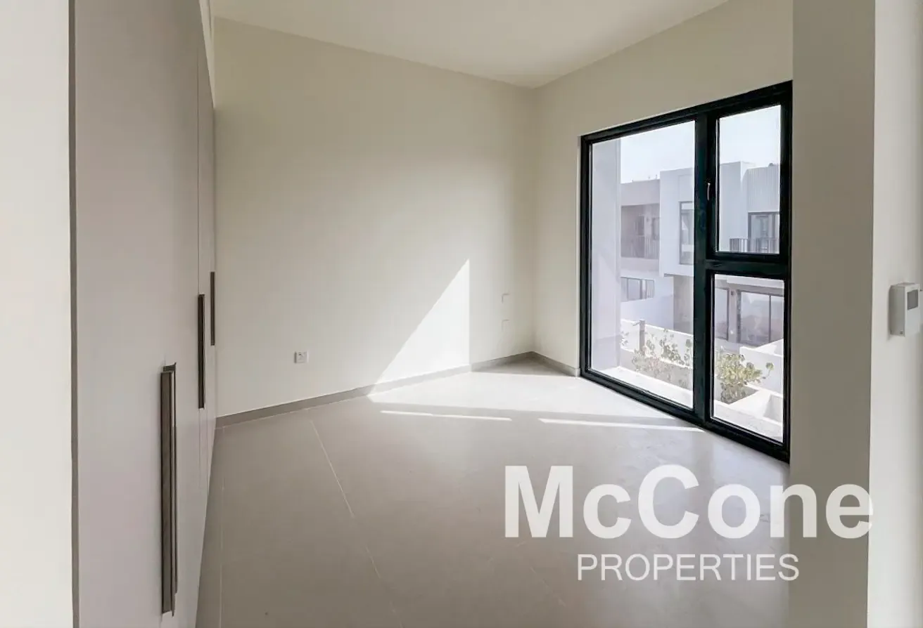 Spacious | Single Row | Facing Park
