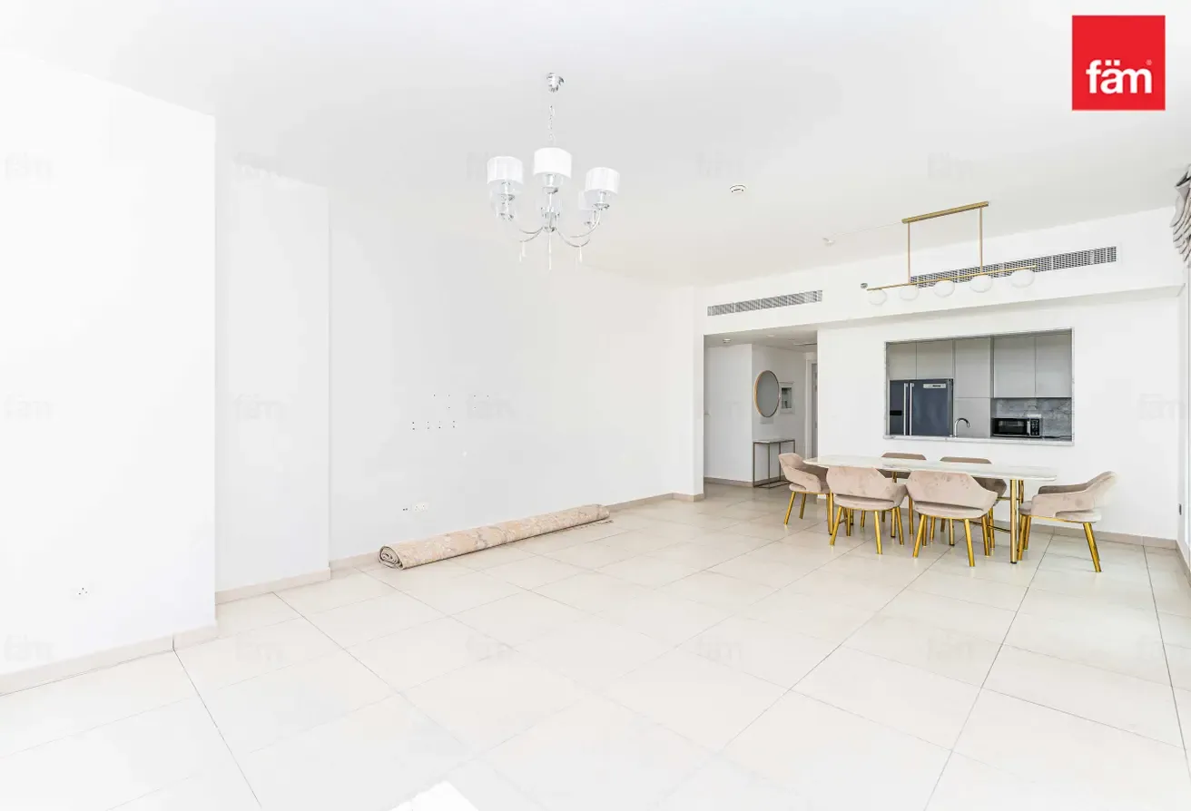 STEPS FROM BURJ AL ARAB | BRIGHT AND SPACIOUS