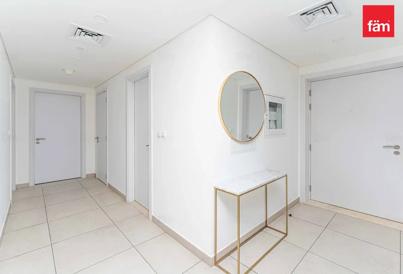 STEPS FROM BURJ AL ARAB | BRIGHT AND SPACIOUS