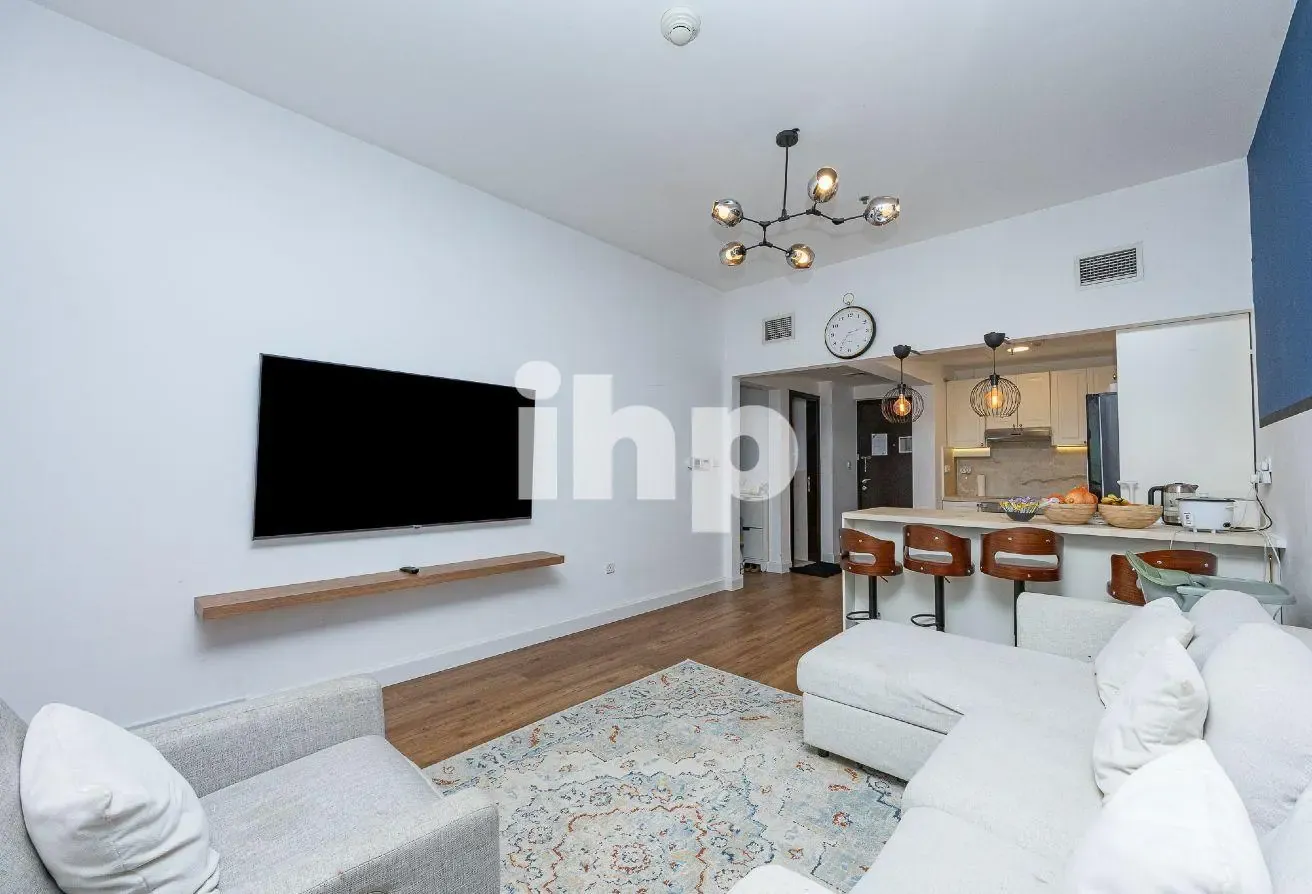 Luxury 2 Bed | Fully Furnished | Hot Deal | Vacant