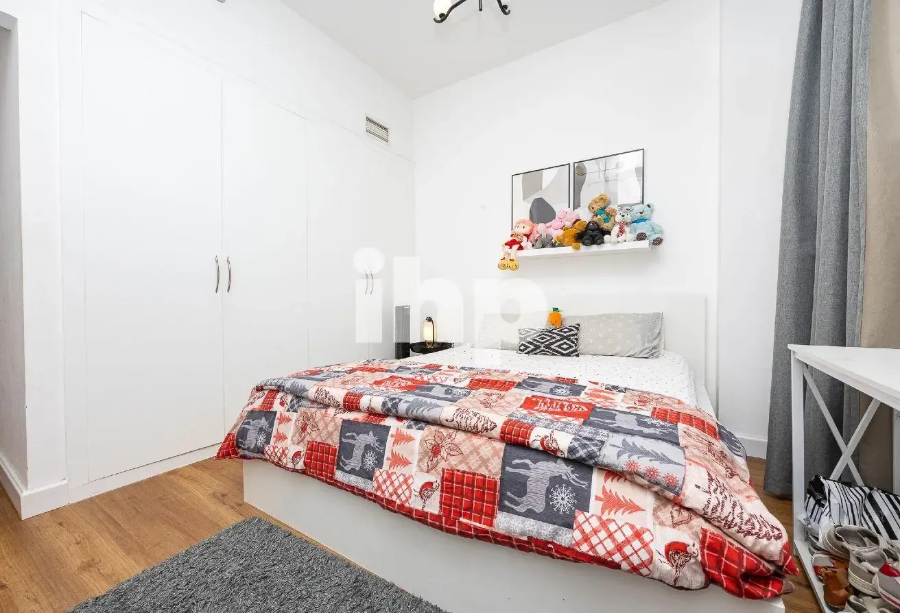 Luxury 2 Bed | Fully Furnished | Hot Deal | Vacant