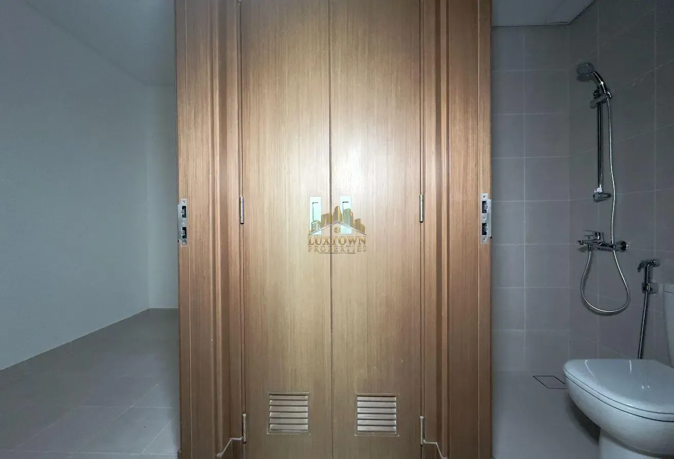 Park View - Prime Location - Maids - Huge Size