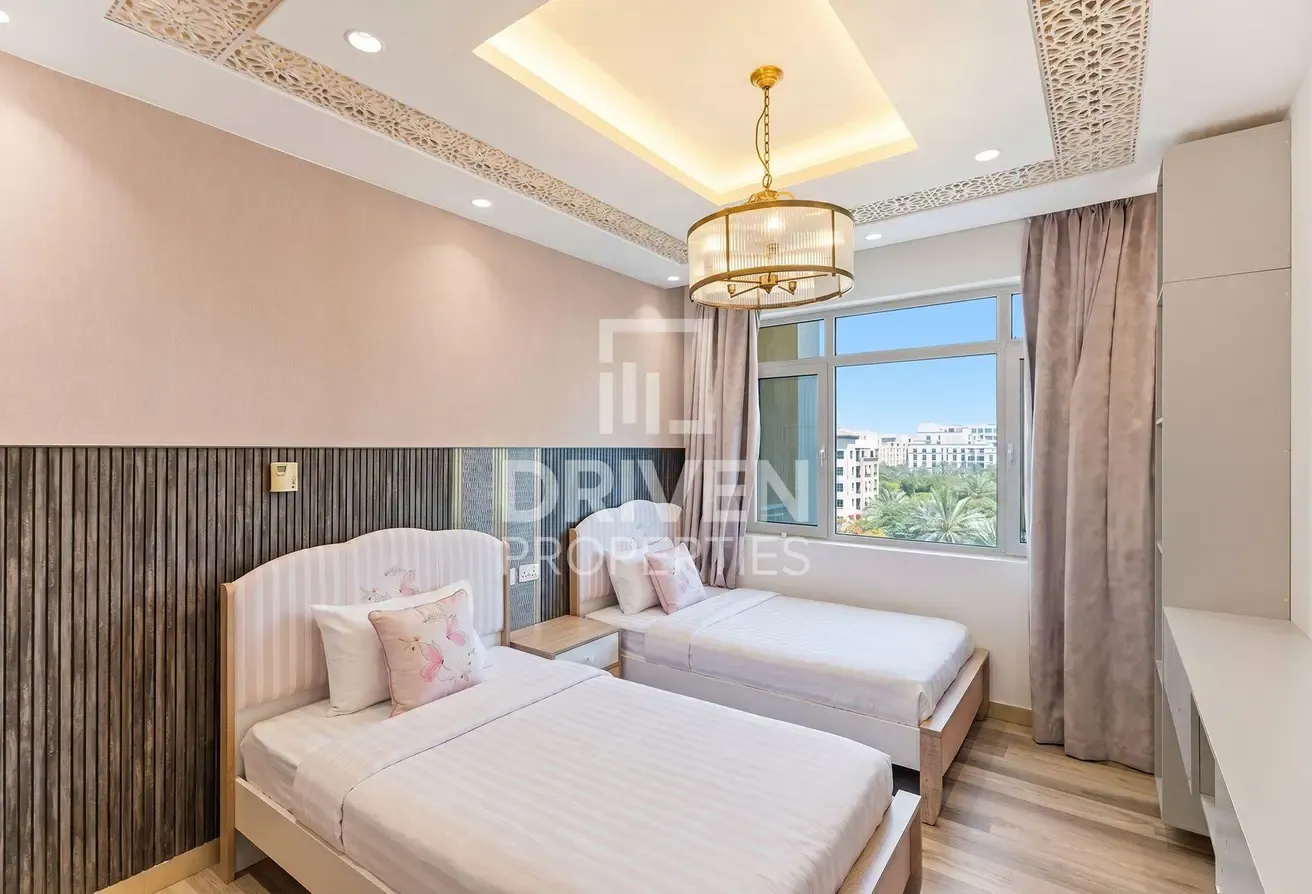 Full Lake View | Upgraded | Vacant | Close To Souk