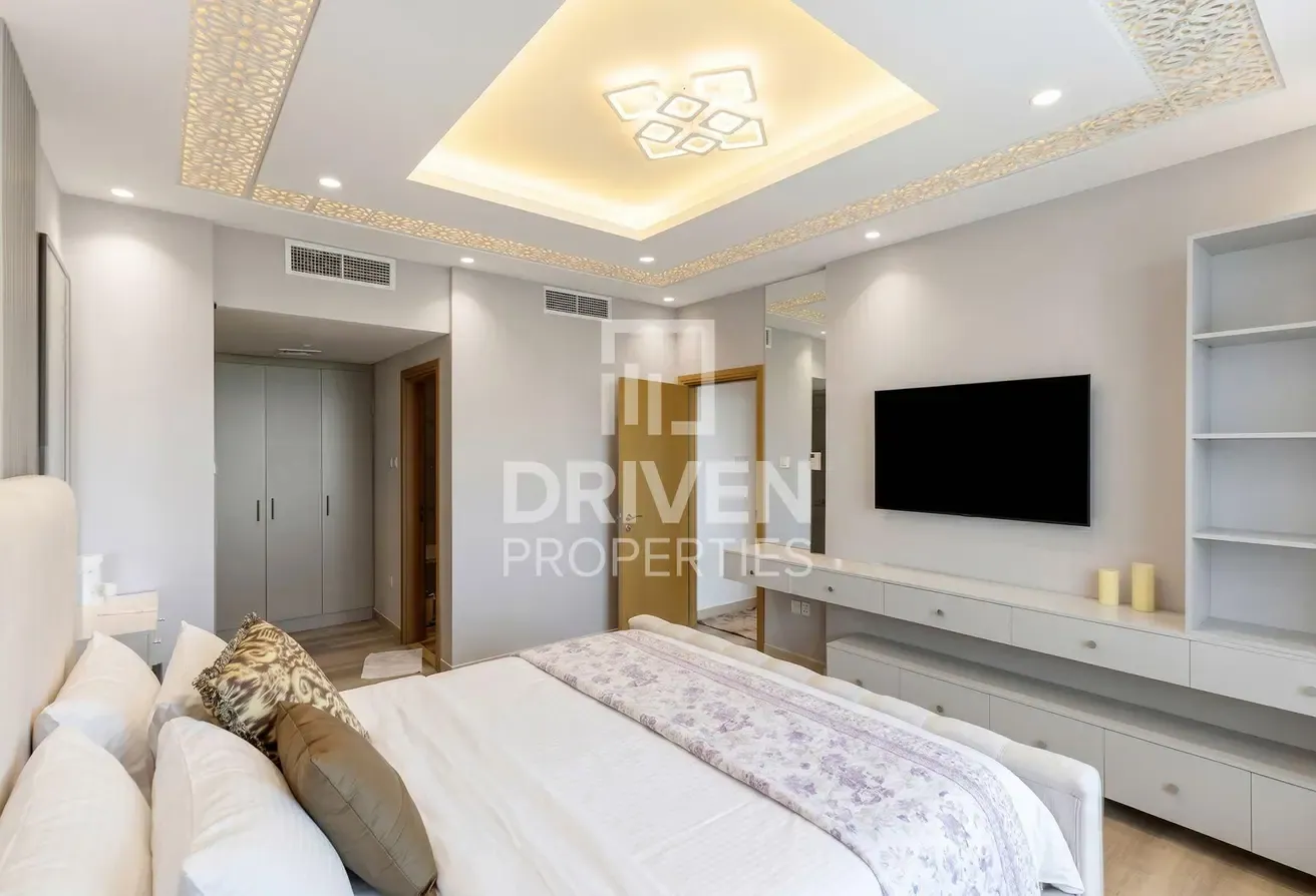 Full Lake View | Upgraded | Vacant | Close To Souk