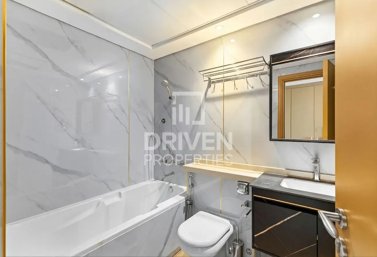 Full Lake View | Upgraded | Vacant | Close To Souk