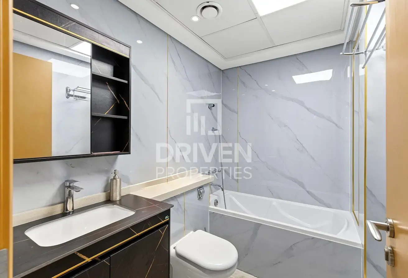 Full Lake View | Upgraded | Vacant | Close To Souk
