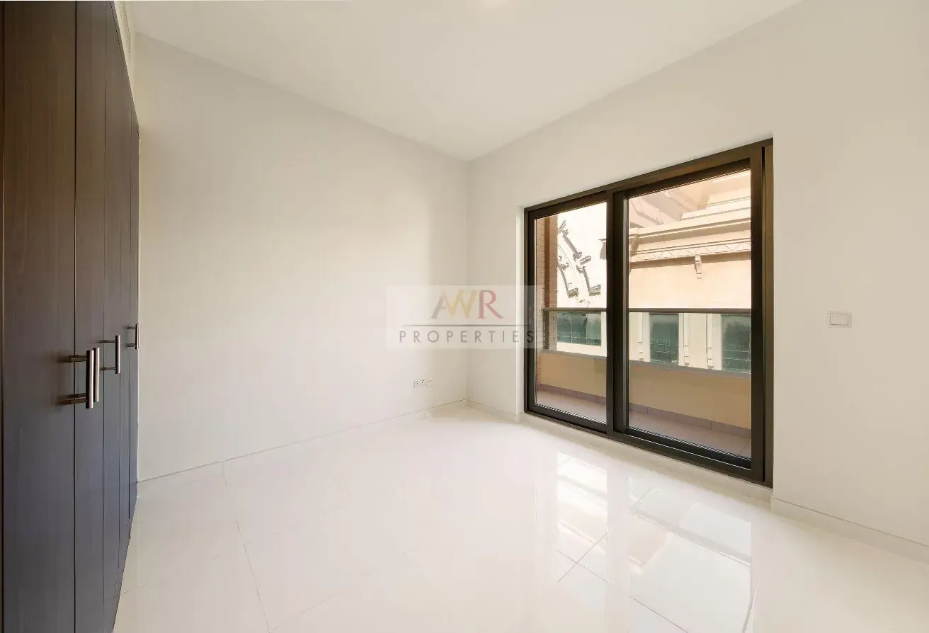 Bright & Massive Unit Balcony Feature