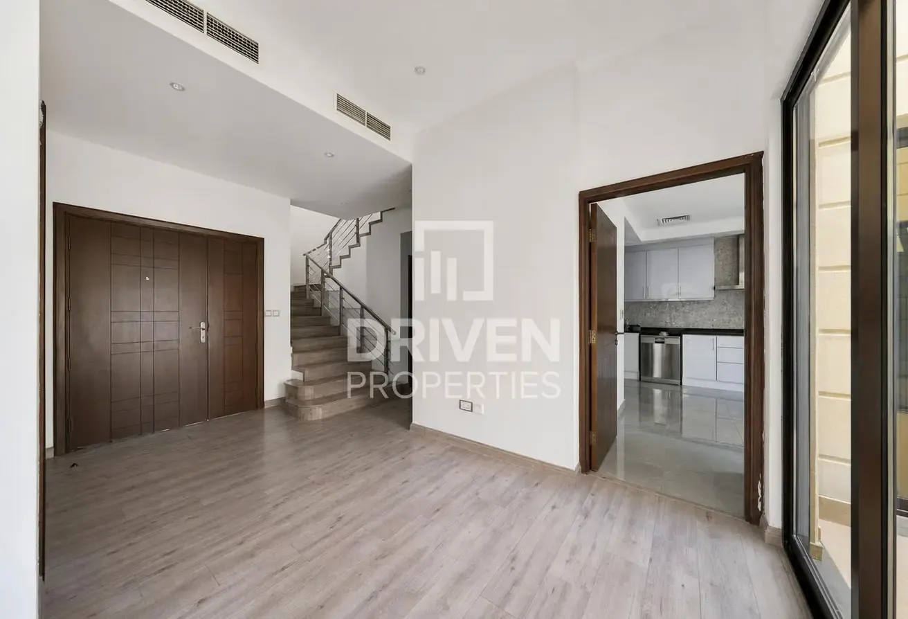 Vacant Unit | Huge Plot | Well Maintained