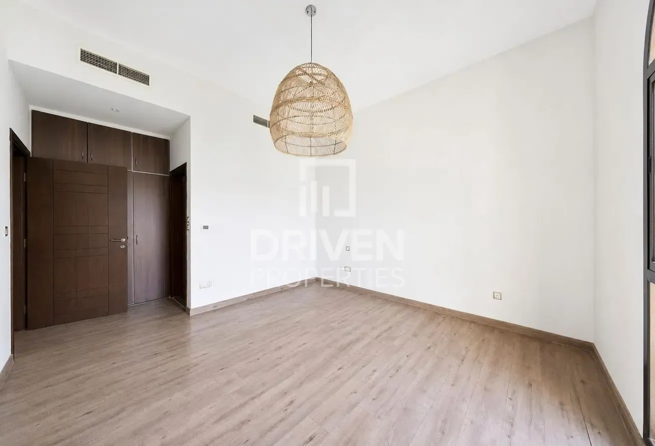 Vacant Unit | Huge Plot | Well Maintained