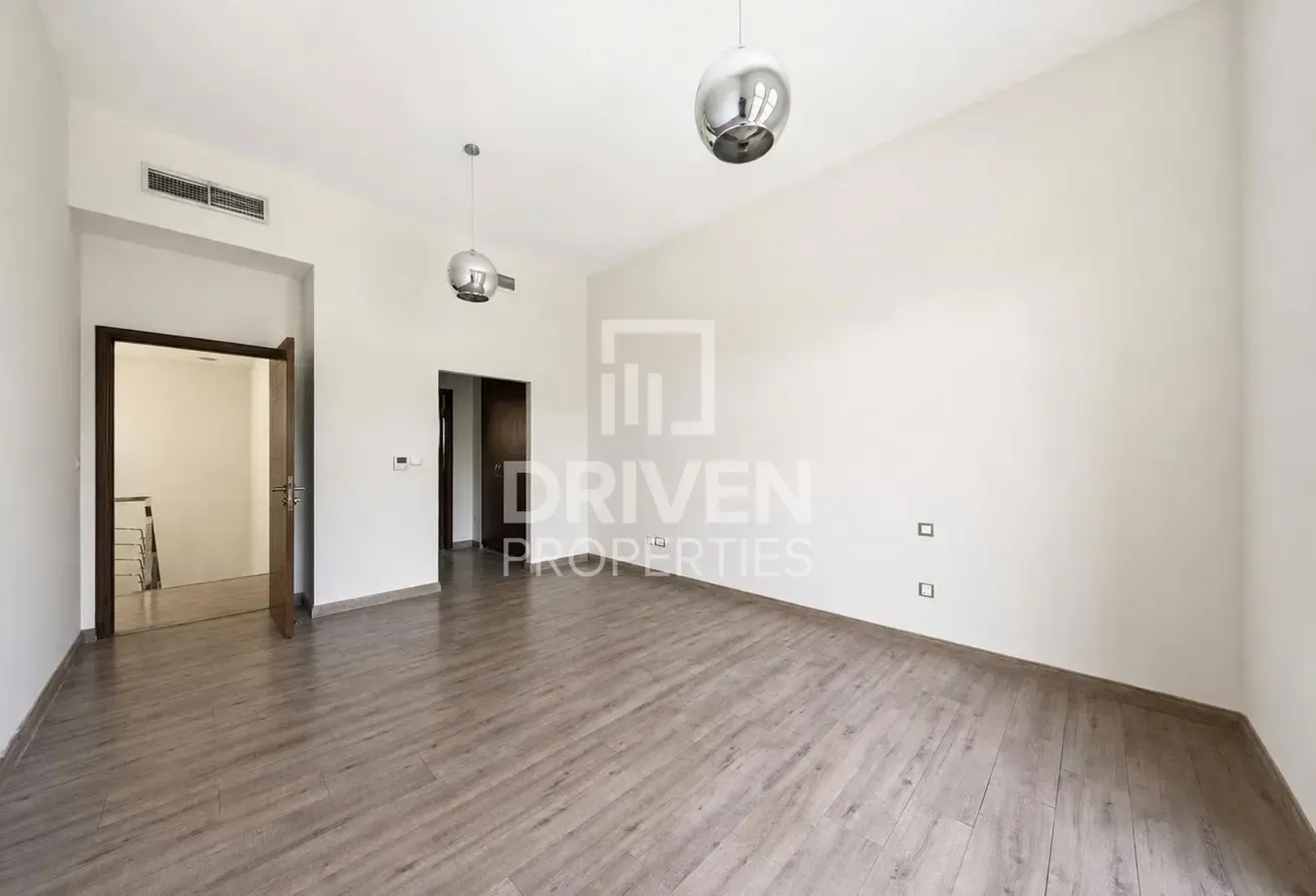 Vacant Unit | Huge Plot | Well Maintained