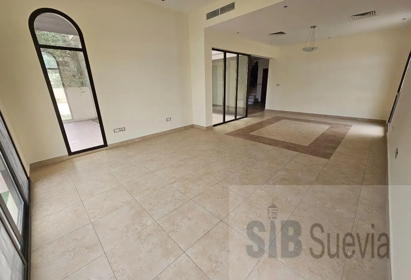 Corner | 4 Bed | Well Maintained