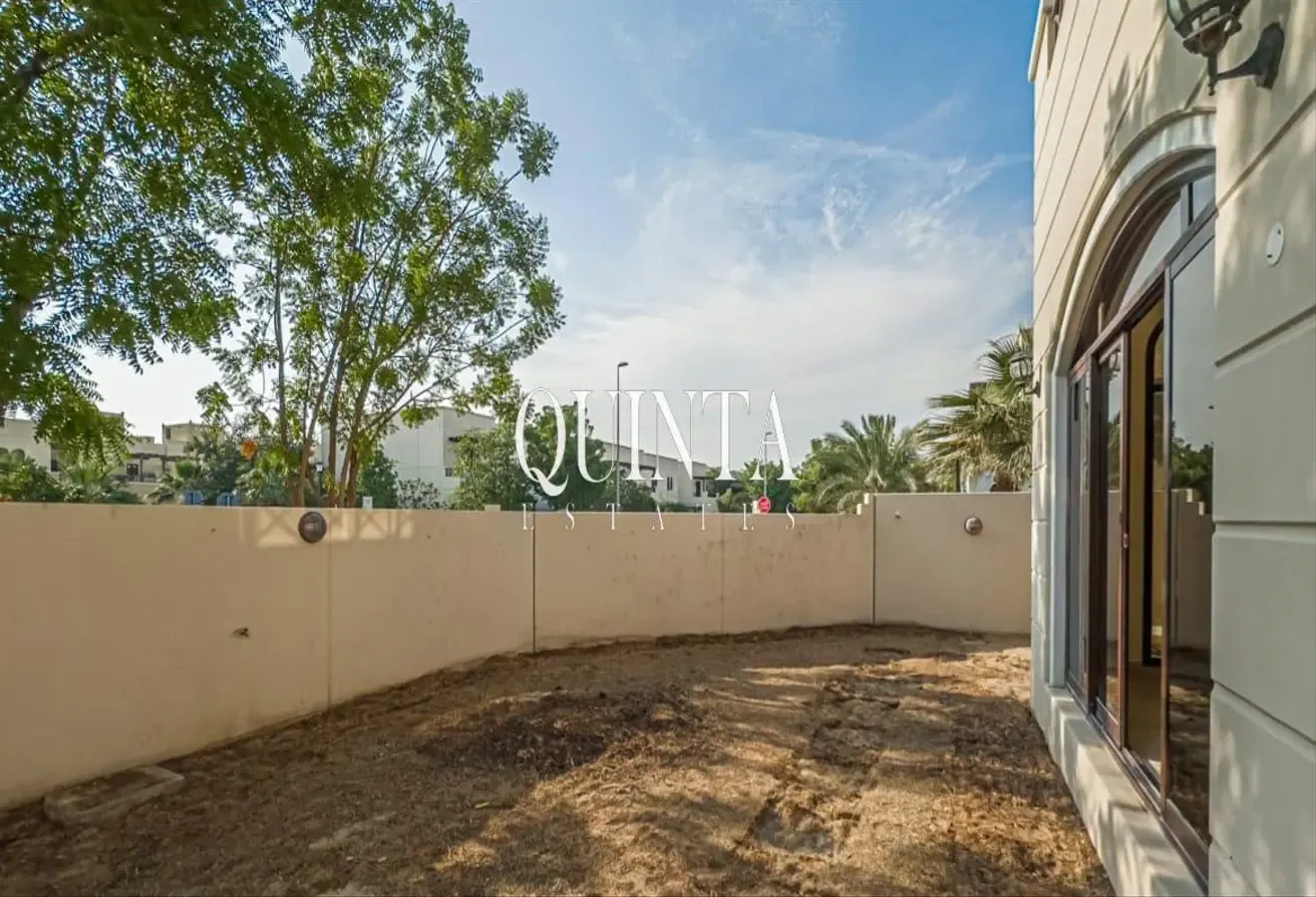 Large Corner Unit | 4 bedrooms + Maids | Vacant