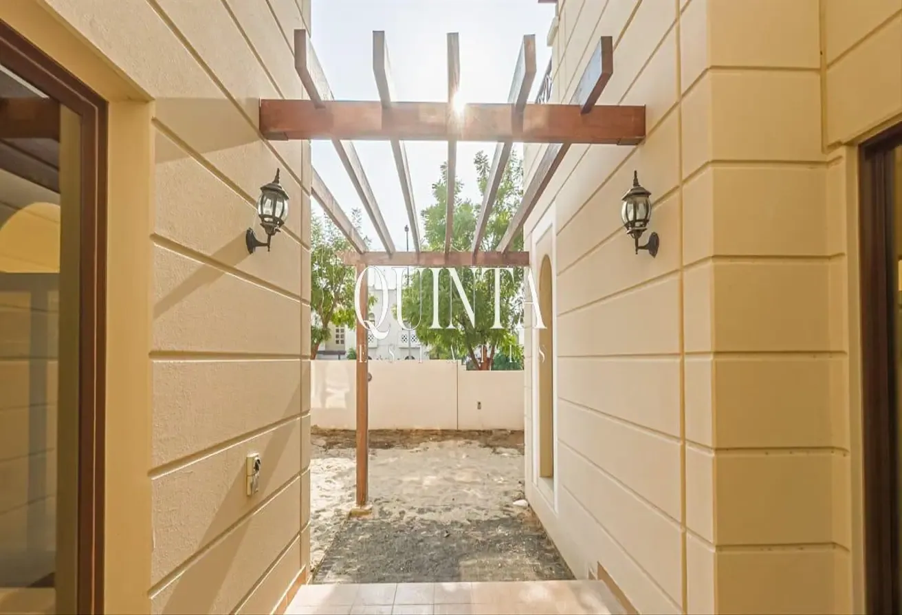 Large Corner Unit | 4 bedrooms + Maids | Vacant