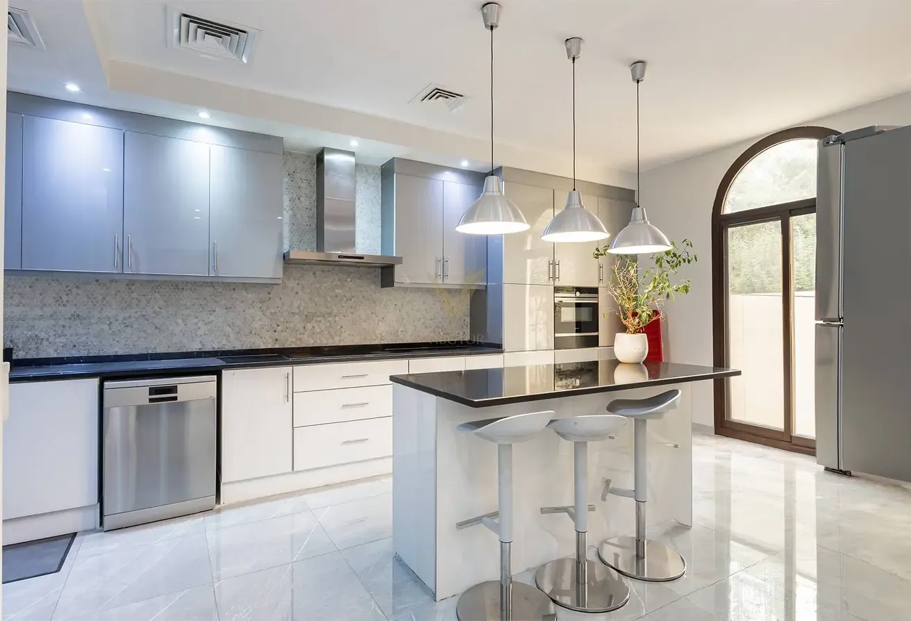 SPACIOUS 4BR+MAID | LANDSCAPED GARDEN | VACANT