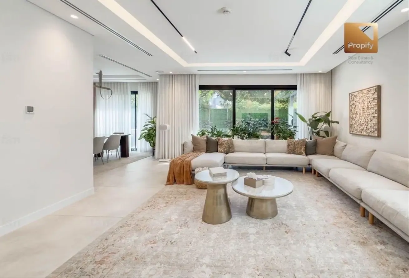 Prime Location Upgraded Unfurnished   Fitted