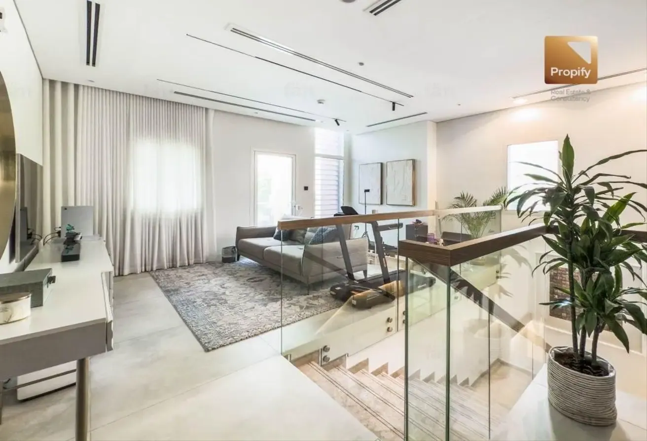 Prime Location Upgraded Unfurnished   Fitted