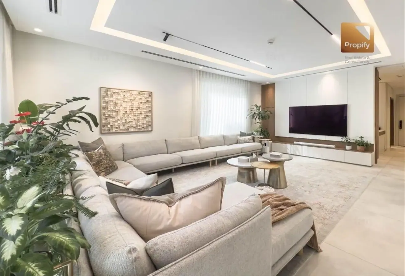 Prime Location Upgraded Unfurnished   Fitted