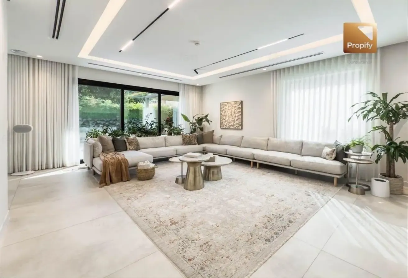 Prime Location Upgraded Unfurnished   Fitted