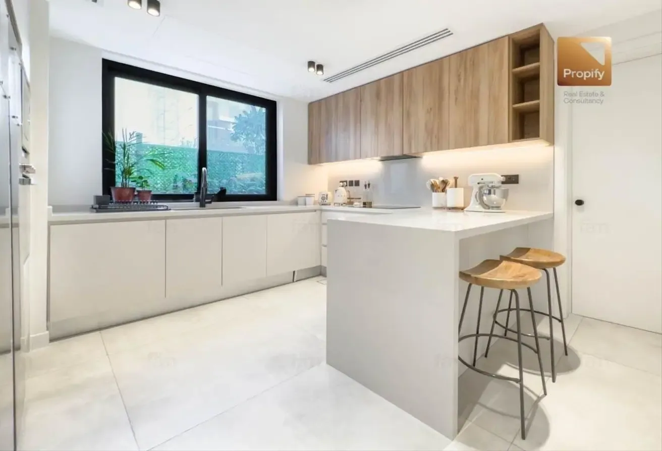 Prime Location Upgraded Unfurnished   Fitted