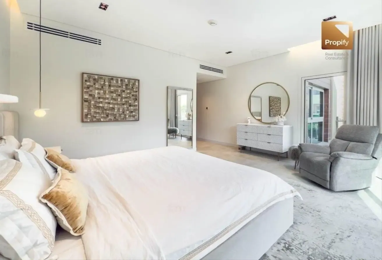 Prime Location Upgraded Unfurnished   Fitted